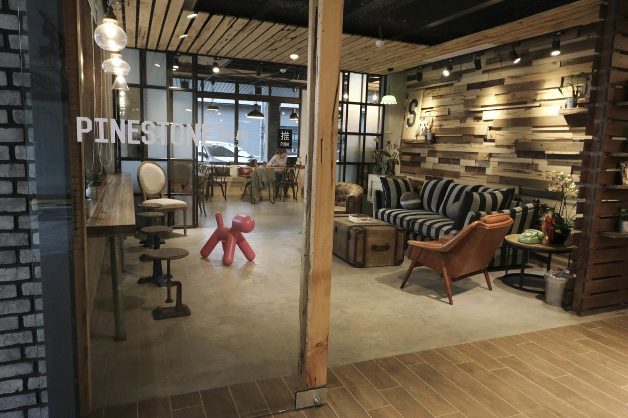 Pinestone Inn Csien Kültér fotó